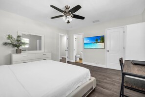 3 chambres, bureau, fer et planche à repasser, lit parapluie