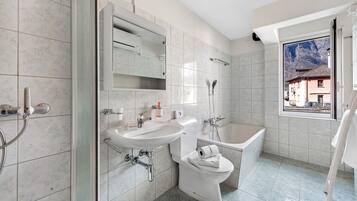 Duschwanne, Haartrockner, Handtücher, Seife