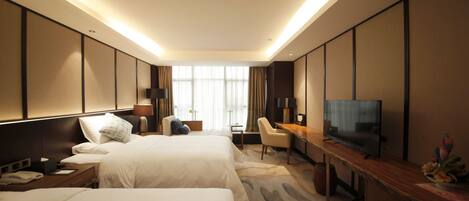 Minibar, escritorio y espacio para trabajar con laptop