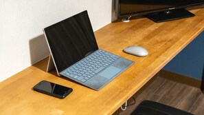 Basic-Doppelzimmer | Schreibtisch, laptopgeeigneter Arbeitsplatz, kostenloses WLAN