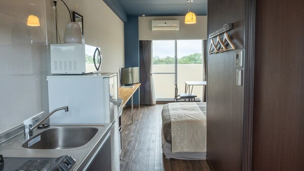 Dobbeltrom – basic | Skrivebord, skrivebord for bærbar PC og wi-fi (inkludert)