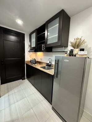 Microwave, stovetop - Comfy Condo with Balcony for A great Stay. Paranaque near Airport (Parañaque)