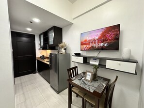 Dining - Comfy Condo with Balcony for A great Stay. Paranaque near Airport (Parañaque)