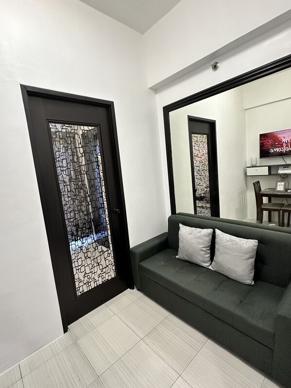 Smart TV - Comfy Condo with Balcony for A great Stay. Paranaque near Airport (Parañaque)