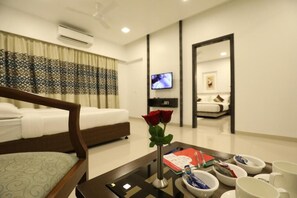 Escritorio, tabla de planchar con plancha y wifi gratis