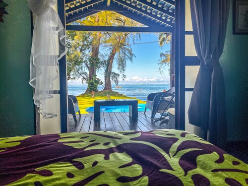 Teahupoo: beachfront, the lagoon and the wave, at the foot of the mountains !