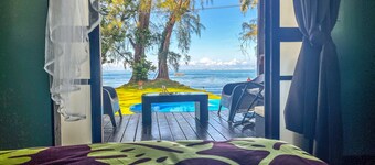 Teahupoo: beachfront, the lagoon and the wave, at the foot of the mountains !