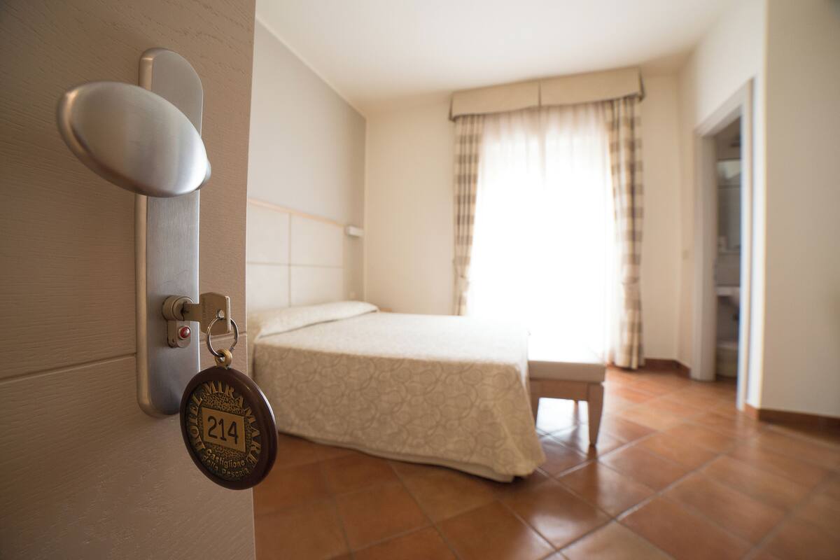 Habitación | Caja fuerte, cortinas opacas, tabla de planchar con plancha