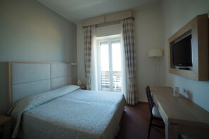 Rom | Safe på rommet, blendingsgardiner og strykejern/-brett