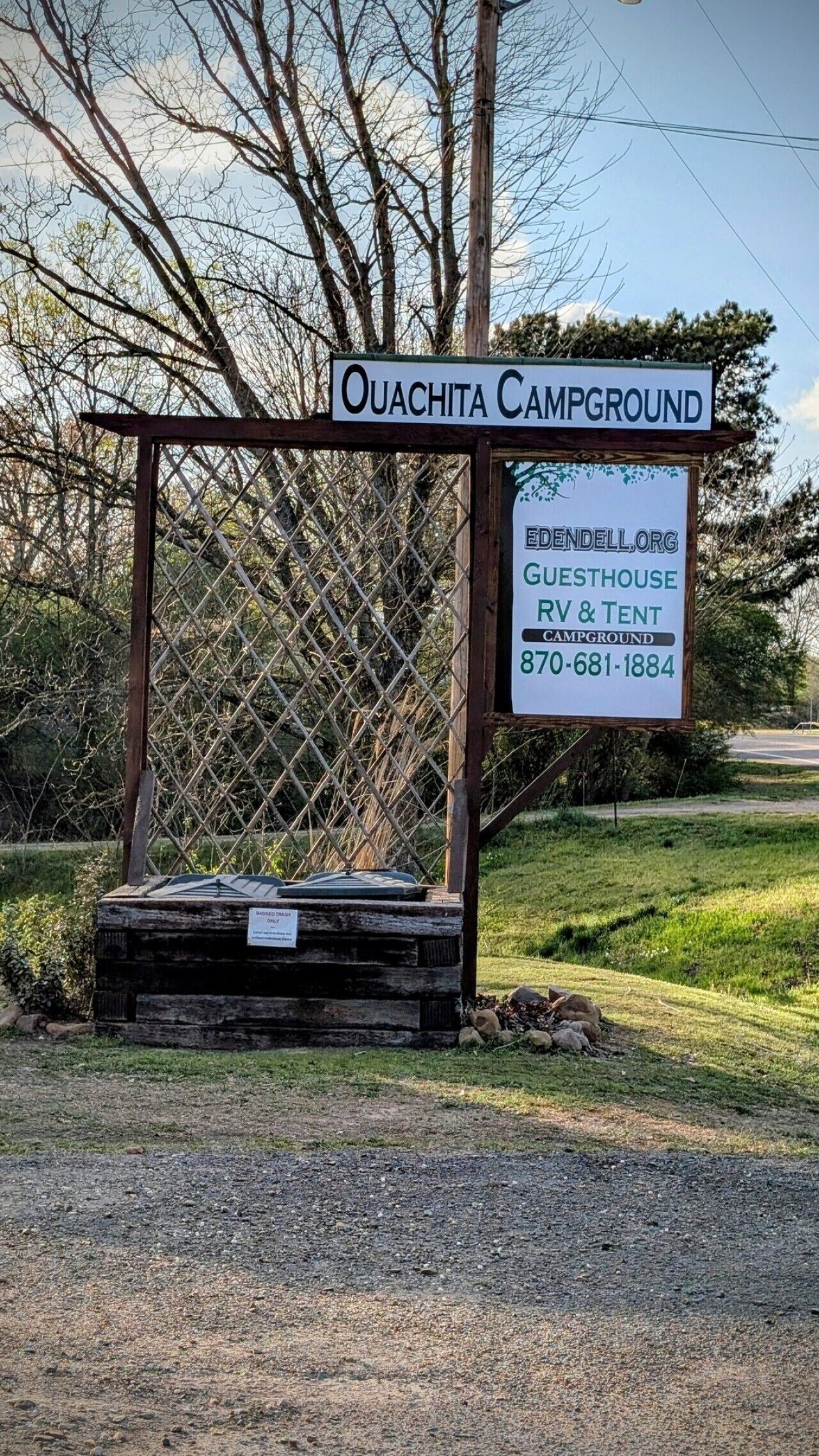 Un panneau indiquant l’emplacement du camping d’Ouachita, avec un numéro de téléphone à contacter et une mention concernant une maison d’hôtes.
