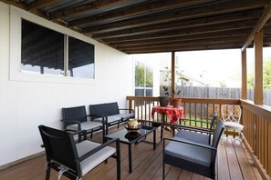 Terrace/patio - Family Retreat Near Kalahari | Sleeps 10 | Modern (Round Rock)