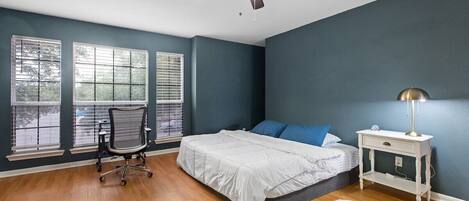 3 slaapkamers, een strijkplank/strijkijzer, internet