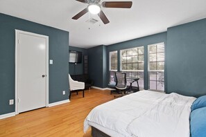 3 bedrooms, iron/ironing board, Internet - Family Retreat Near Kalahari | Sleeps 10 | Modern (Round Rock)