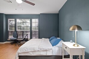 3 slaapkamers, een strijkplank/strijkijzer, internet