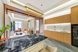 Free minibar, desk, blackout drapes, soundproofing - Elephant Hotel (Zhuhai)