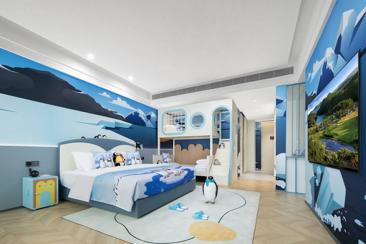 Quarto moderno com cama, mesa de cabeceira, prateleira embutida e uma janela grande.