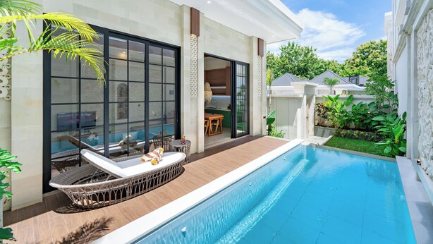 Une maison moderne dotée d’une piscine, de mobilier d’extérieur et d’un espace patio.