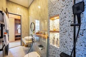 Shower, rainfall showerhead, free toiletries, hair dryer - Dandelion Villas Pandawa by Nagisa Bali (Kutuh)