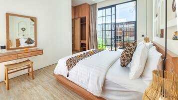 1 Schlafzimmer, Schreibtisch, Bettwäsche