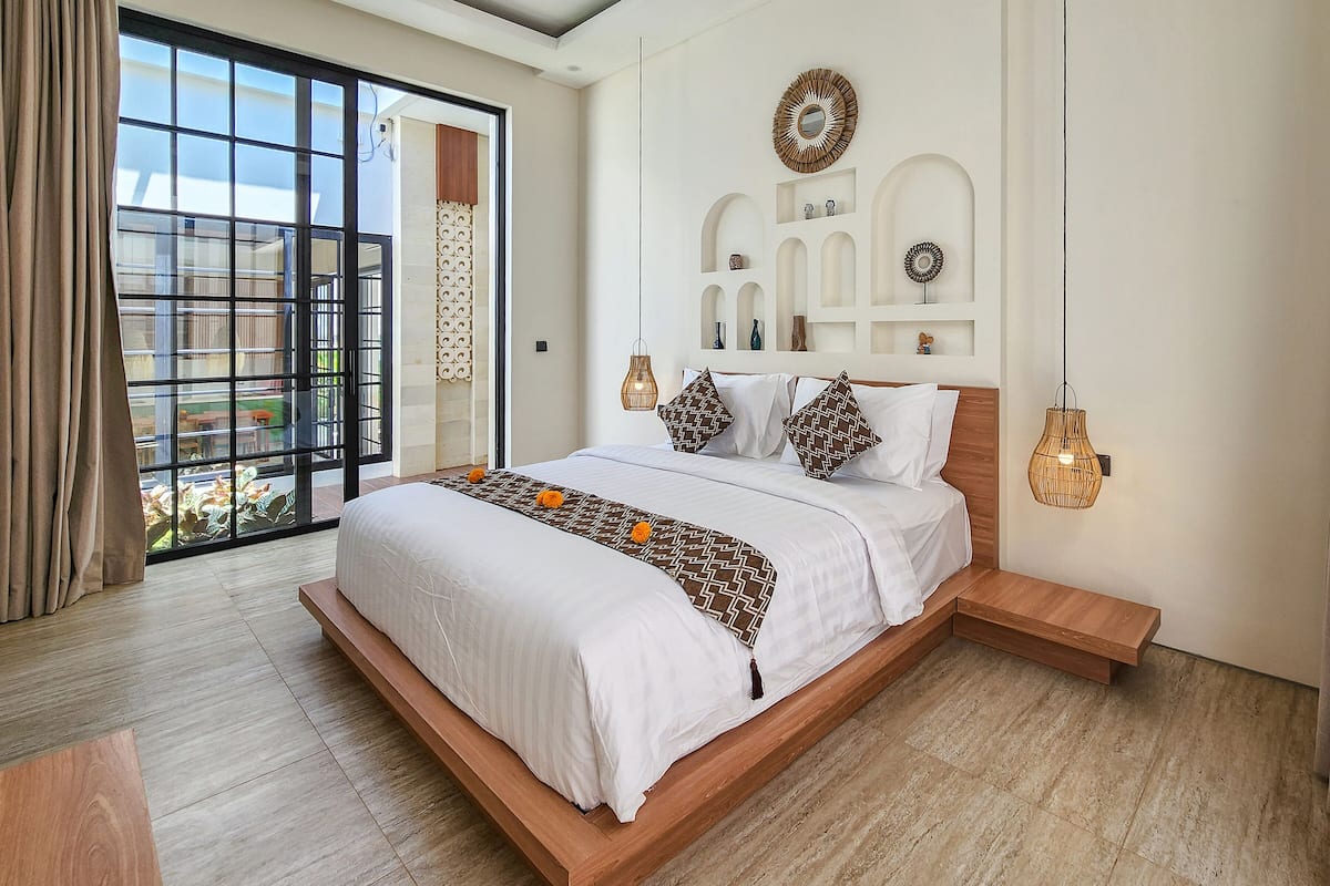 1 kamar tidur, meja kerja, dan seprai linen