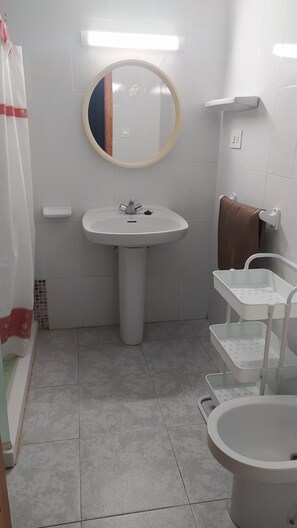 Bidet, Handtücher, Toilettenpapier