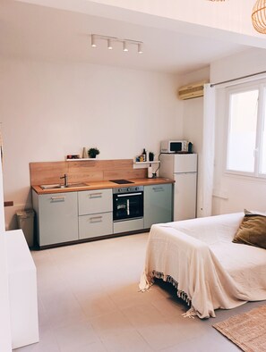 1 bedroom, iron/ironing board, WiFi, bed sheets - City center, near old town, near the beach, AC (Antibes)