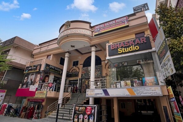 Front of property - iROOMZ Hotel Silver Moon (Hyderabad)
