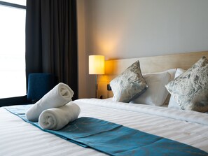 Habitación Deluxe, 1 cama de matrimonio | Sistema de insonorización y tabla de planchar con plancha