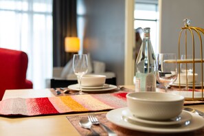Habitación Deluxe, 1 cama de matrimonio | Servicio de comidas en la habitación