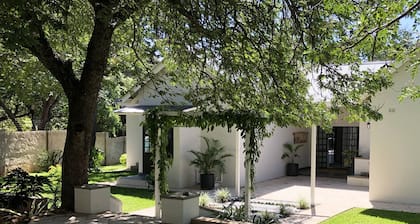 Luxury 5 roomed Villa with A/C, swimming pool etc. in Victoria Falls, Zimbabwe