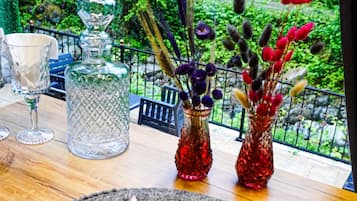 Een tafel met een bord, bestek en twee vazen met bloemen.