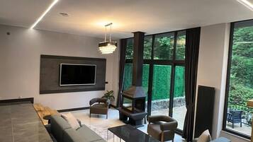 1 bedroom, premium bedding, memory-foam beds, free minibar items