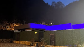 3 ulkouima-allasta, aurinkovarjoja, aurinkotuoleja