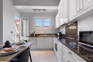 Fridge, microwave, oven, stovetop - Α & Μ  luxury apartment in the heart of Lefkada town! (ΛΕΥΚΑΔΑ)