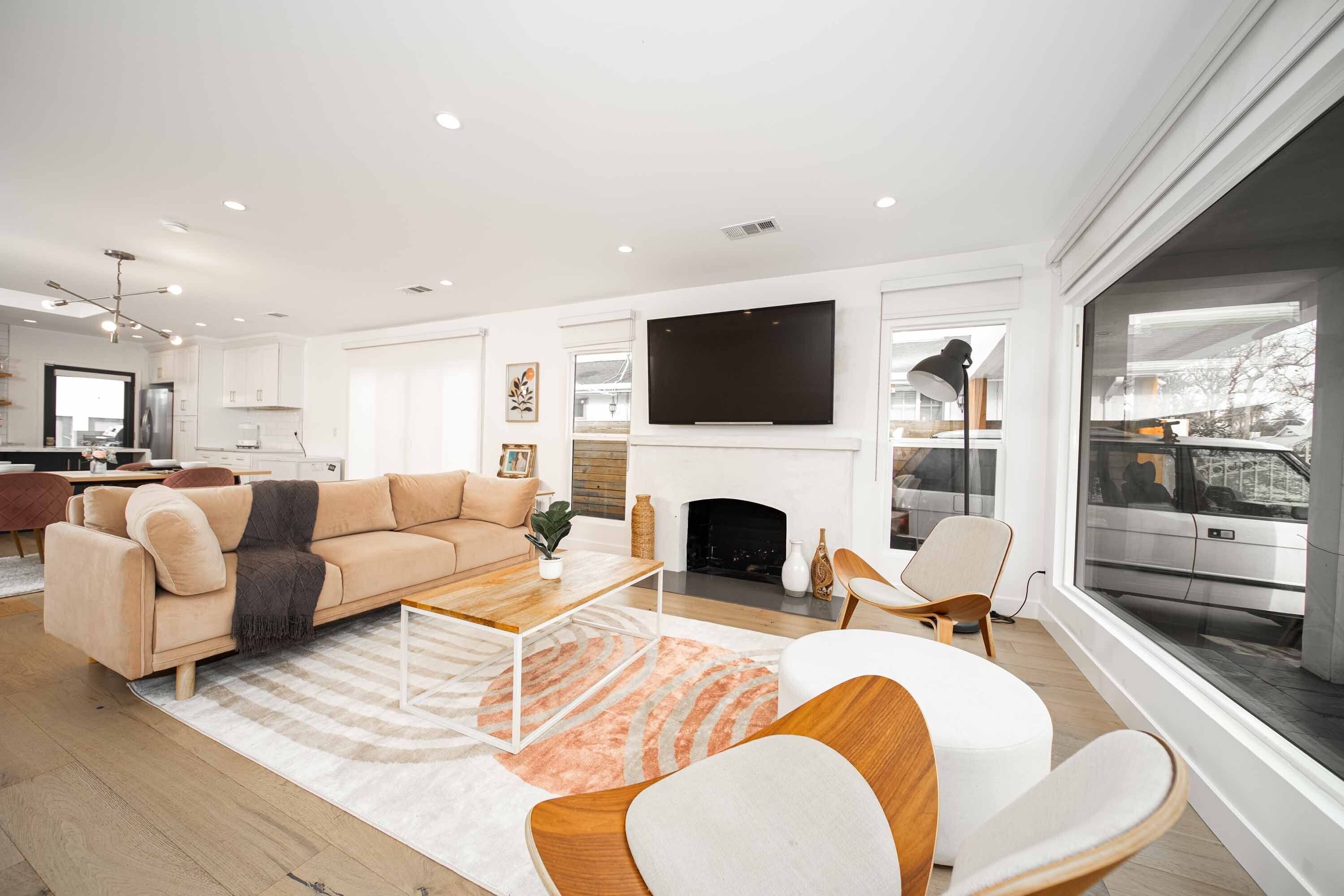 Mid-City Serenity 3BR Villa with Sunset View Haven