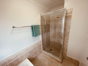 Shower, hair dryer, towels, soap - Lighthouse Beach Holiday Home  (Port Macquarie)