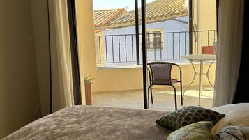 4 bedrooms, iron/ironing board, travel cot, free WiFi