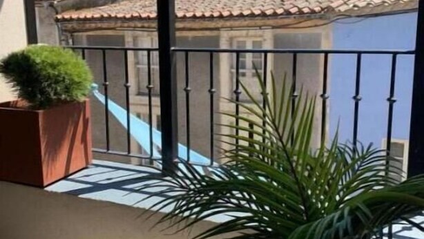 A balcony with a view of a historic castle and a river. - By the ramparts, house with pool & stunning view, guesthouse La Trivala (Carcassonne)