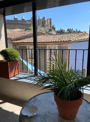 Au pied des remparts, maison avec piscine et vue exceptionnelle, gîte La Trivala