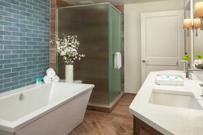 Chuveiro, secador de cabelo, toalhas de banho