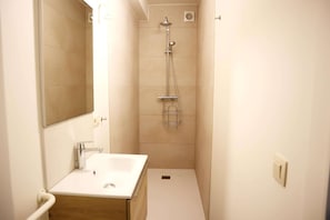 Shower - Attic Apartment in Nieuwpoort by the Beach (Nieuwpoort)
