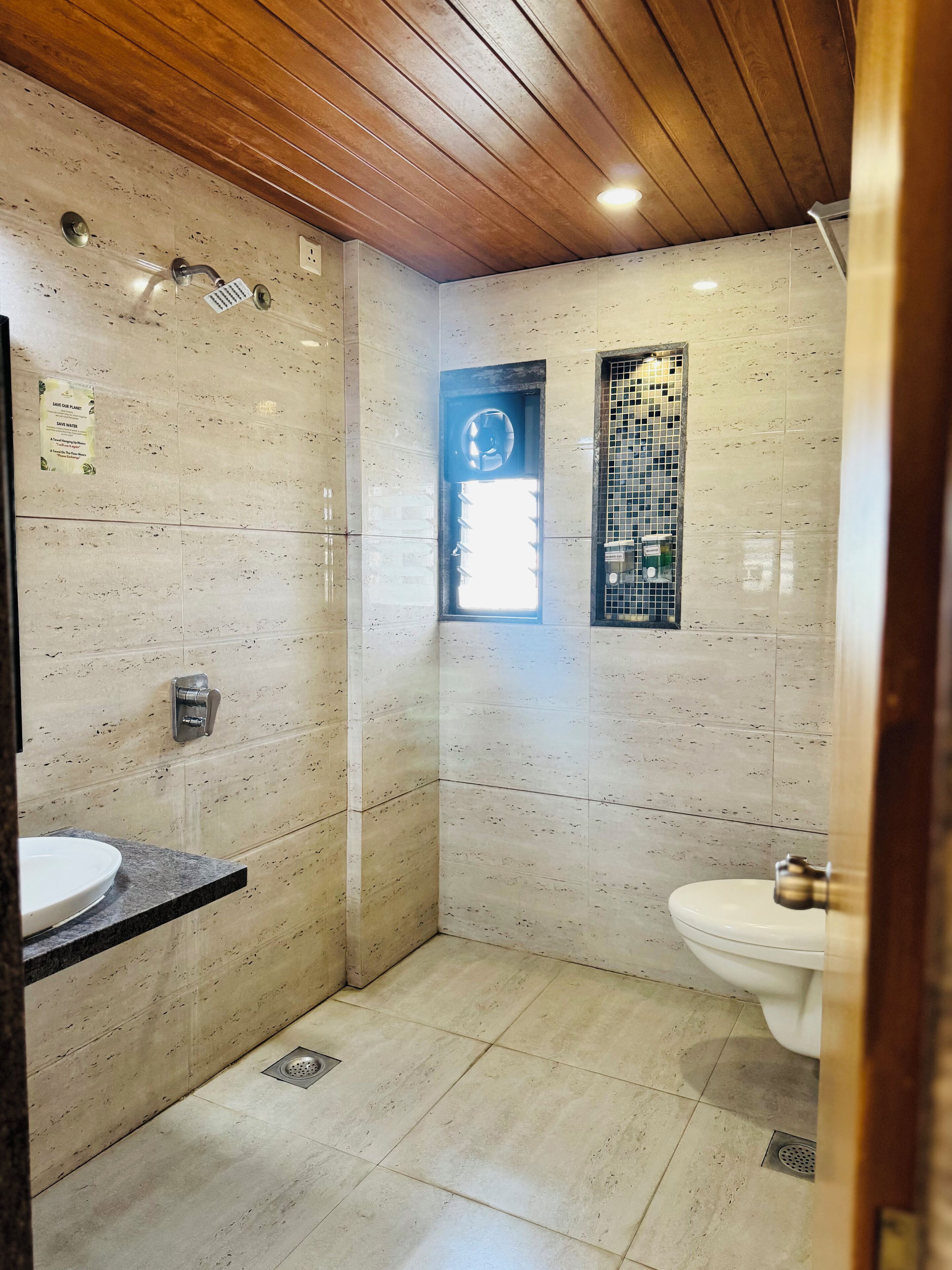 Chambre Deluxe avec lits jumeaux | Salle de bain | Douche, articles de toilette gratuits, serviettes fournies