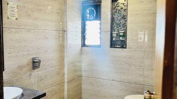 Chambre Deluxe avec lits jumeaux | Salle de bain | Douche, articles de toilette gratuits, serviettes fournies