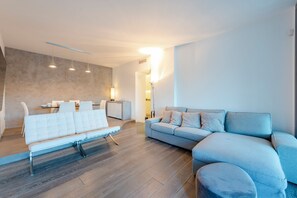 家庭公寓, 多間臥室, 2 間浴室 (Sea View Terrace In Santa Margherita) | 起居區 | 21-吋平面電視，提供有線頻道