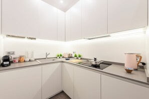 電冰箱、微波爐、烤箱、爐台