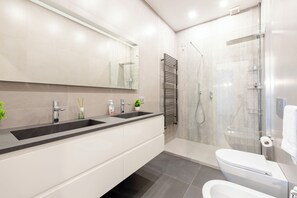 Familienapartment, Mehrere Schlafzimmer, 2 Bäder (Sea View Terrace In Santa Margherita) | Badezimmer | Dusche, Haartrockner, Bidet, Handtücher