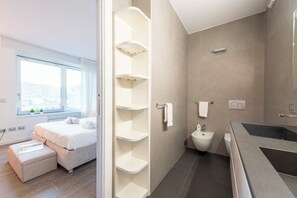 Shower, hair dryer, bidet, towels