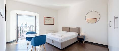 Standard Apartment, Multiple Bedrooms, Sea Facing (Sea View Apartment Next To Acquarium) | 1 bedroom, iron/ironing board, free WiFi, bed sheets