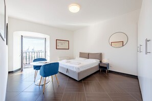 Leilighet – standard, flere soverom, sjøvendt (Sea View Apartment Next To Acquarium) | 1 soverom, strykejern/-brett, wi-fi (inkludert) og sengetøy