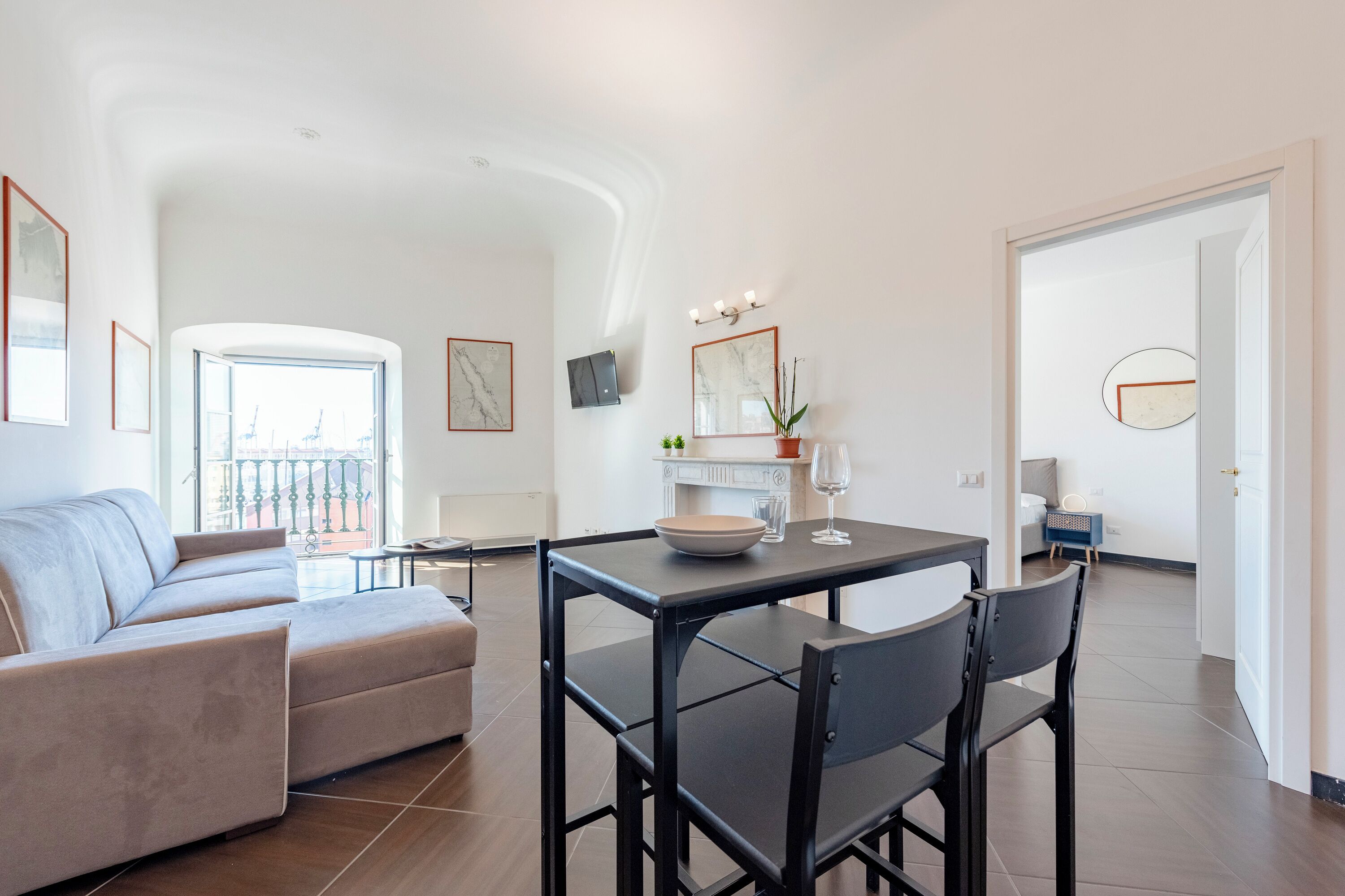 Standard Apartment, Multiple Bedrooms, Sea Facing (Sea View Apartment Next To Acquarium) | Living area | 21-inch flat-screen TV with cable channels